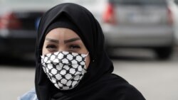 Žena u izbegličkom kampu u Libanu nosi maramu za lice sa motivom palestinske marame.