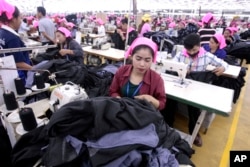 រូបឯកសារ៖ កម្មកររោងចក្រ​កម្ពុជា​ដេរសម្លៀកបំពាក់​ក្នុង​រោងចក្រ​មួយ ក្នុង​តំបន់​សេដ្ឋកិច្ច​ពិសេស​ នៅ​ជាយ​រាជធានី​ភ្នំពេញ កាល​ពី​ថ្ងៃ​ពុធ​ ទី​២៣ ខែសីហា ឆ្នាំ​២០១៧។ (AP Photo/Heng Sinith)