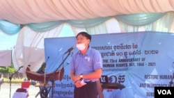 លោក នី សុខា ប្រធាន​សមាគម​ការពារ​សិទ្ធិ​មនុស្ស​អាដហុក ថ្លែង​សារ​ក្នុង​ទិវា​សិទ្ធិ​មនុស្ស​អន្តរជាតិ​១០ឆ្នូ លើក​ទី៧៣ នៅ​ទីលាន​ប្រជាធិបតេយ្យ ក្នុង​រាជធានី​ភ្នំពេញ នៅ​ថ្ងៃទី១០ ខែធ្នូ ឆ្នាំ២០២១។ (លាស់ លីបលីប/វីអូអេ)