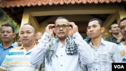 លោក មាជ សុវណ្ណារ៉ា អតីតមន្រ្តីព័ត៌មាន សមាជិកគណបក្សប្រឆាំងផ្សេងៗ កំពុងផ្តល់ការសម្ភាសន៍ជាមួយអ្នកសារព័ត៌មានបន្ទាប់ពីត្រូវបានស្រោចទឹករួច នៅក្នុងវត្តចាស់ កាលពីរសៀលថ្ងៃទី២៨ ខែ សីហា ឆ្នាំ ២០១៨ រាជធានីភ្នំពេញ ប្រទេសកម្ពុជា។(ទុំ ម្លិះ/VOA)