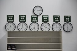 Jam yang menunjukkan jadwal sholat harian bagi muslim di sebuah masjid di Taipei, Taiwan, 19 Januari 2018. (AFP)