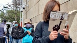 香港市民霍小姐表示，如果47名被告因參與初選犯國安法，投票的超過60萬市民同樣犯法，她對各被告要受馬拉松聆訊及還柙之苦感到心痛（攝影：美國之音湯惠芸）