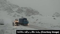 از آغاز زمستان امسال این چندین بار است که شاهراه سالنگ به دلیل برفباری و طوفان شدید به روی رفت و آمد تمامی موترها بسته می‌شود.