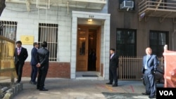 ឯកសារ៖ បុគ្គលិក​ឈរ​នៅ​ពី​មុខ​ស្ថាន​បេសកកម្ម​អចិន្ត្រៃយ៍​នៃ​ប្រទេស​កម្ពុជា​ប្រចាំ​អង្គការ​សហប្រជាជាតិ​នៅ​ទី​ក្រុង​ញូវយ៉ក​កាល​ពី​ខែ​កញ្ញា ឆ្នាំ​២០១៧។ (VOA)​