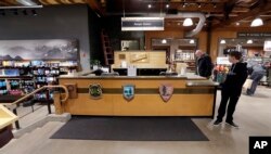 Clientes cerca de un quiosco de la estación de guardabosques sin personal en Seattle, estado de Washington, cerrado como parte del cierre del gobierno federal, el miércoles 26 de diciembre de 2018, en Seattle. El mostrador normalmente es atendido por guardaparques que proveen asistencia a los visitantes.