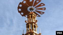 照片说明：图为东京日比谷公园今年元旦前后展览的德国玩具。美国之音歌篮拍摄