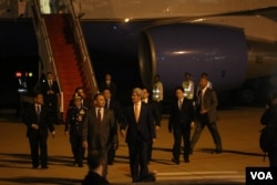 លោក William Heidt ឯកអគ្គរដ្ឋទូត​ថ្មី​របស់​សហរដ្ឋ​អាមេរិក​ប្រចាំ​នៅ​កម្ពុជា (ឆ្វេង) ដើរ​អម​លោក​ John Kerry រដ្ឋមន្ត្រី​ការ​បរទេស​សហរដ្ឋ​អាមេរិក ខណៈ​ដែល​លោក​អញ្ជើញ​មក​ដល់​អាកាសយានដ្ឋាន​អន្តរជាតិ​ភ្នំពេញ​កាលពី​ថ្ងៃ​ទី​២៥ ខែ​មករា ឆ្នាំ​២០១៦។ (នៅ ពេៅលក្ខិណា/VOA)