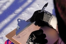 Siswa 4 SD, Falis Asair saat pembelajaran luar ruang di Maine (AP: Robert F. Bukaty)