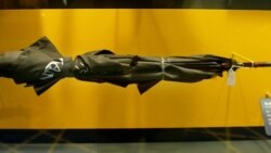 ქოლგის ასლი, რომლითაც "კაგებეს" აგენტმა, 1978 წელს ბულგარელი დისიდენტი მწერალი და ჟურნალისტი, გეორგი მარკოვი მოკლა. ექსპონატი ვაშინგტონის "საერთაშორისო ჯაშუშობის მუზეუმშია" წარმოდგენილი. მარკ უილსონის ფოტო.