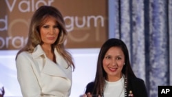 La primera dama de EE.UU., Melania Trump, entregó el premio "Mujeres de Valor" a Cindy Arlette Contreras Bautista, en el Departamento de Estado en Washington, el miércoles, 29 de marzo de 2017.