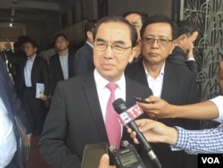 រូបឯកសារ៖ លោក​ វេង​ សាខុន​ រដ្ឋមន្ត្រី​ក្រសួងកសិកម្ម​ រុក្ខាប្រមាញ់​ និង​នេសាទ​ ថ្លែង​ទៅកាន់​អ្នក​សារព័ត៌មាន​ អំពីការ​ផលិត​បន្លែក្នុង​ស្រុក​ នៅ​សាកល​វិទ្យាល័យ​ភូមិន្ទកសិកម្ម​ កាលពីថ្ងៃ​ទី​១៨​ ខែតុលា​ ឆ្នាំ​២០១៧។​ (ហ៊ុល រស្មី/VOA)