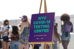 Mahasiswa New York University mengantri untuk tes COVID-19 sebelum kampus dibuka pada 18 Agustus 2020 di New York. (Foto: AFP/Bryan R. Smith)