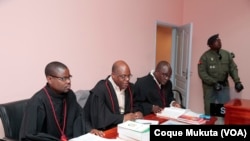 David Mendes (no centro) com equipa de advogados de defesa, Tribunal Provincial do Huambo, Angola