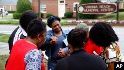 Članovi baptističke crkve mole se u blizini mesta napada.