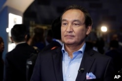 FILE - United Airlines CEO Oscar Munoz is pictured prior to an interview in New York, June 2, 2016. Munoz said in a note to employees April 11, 2017, that a United flight crew "followed established procedures" when a passenger was forcibly removed from an