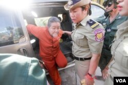 លោកស្រី លឹម មុន្នី មន្រ្តី​ការពារ​សិទ្ធិ​មនុស្ស​សមាគម​អាដហុក​ ដែល​កំពុង​ជាប់ឃុំ​ពាក់ព័ន្ធនឹង​ករណី​រឿង​អាស្រូវ​ផ្លូវ​ភេទ​អនុ​ប្រធាន​គណបក្ស​សង្រ្គោះ​ជាតិ​លោក កឹម សុខា ត្រូវ​សមត្ថកិច្ច​នាំ​ខ្លួន​ទៅ​តុលាការ​កំពូល​នៅ​រាជធានី​ភ្នំពេញ នៅ​ថ្ងៃ​ពុធ ទី២៣ ខែវិច្ឆិកា ឆ្នាំ២០១៦។ (ឡេង ឡែន/VOA)