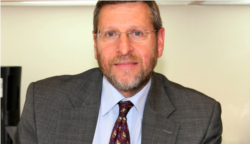 សេដ្ឋវិទូ David Dollar ប្រចាំវិទ្យស្ថាន Brookings ​ធ្លាប់​ធ្វើ​ជា​បេសកជន​សេដ្ឋកិច្ច​របស់​ក្រសួង​ហិរញ្ញវត្ថុ​សហរដ្ឋ​អាមេរិក ​ប្រចាំ​នៅ​ទីក្រុង​ប៉េកាំង ប្រទេស​ចិន ​ពី​ឆ្នាំ ២០០៩ ដល់​ឆ្នាំ ២០១៣។