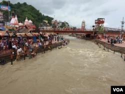 Hundreds of Hindus take a ritual dip in the Ganges at Haridwar believing it absolves a lifetime of sins. (A. Pasricha/VOA)
