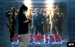 北京一家商場外的「長津湖」電影海報。（2021年10月11日）