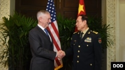 马蒂斯与魏凤和2018年10月18日在新加坡会面（美国国防部照片）