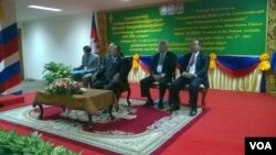 លោក​ ហេង សំរិន​ ប្រធាន​រដ្ឋសភា​ជាតិធ្វើ​ជា​អធិបតី​ក្នុង​ការ​បើក​កិច្ចប្រជុំ​ពិគ្រោះ​យោបល់​លើ​សេចក្តី​ព្រាង​ច្បាប់​ស្តី​ពី​សមាគម​និង​អង្គការ​មិន​មែន​រដ្ឋាភិបាល​ដែល​ធ្វើ​ឡើង​នៅ​រដ្ឋសភា​ជាតិ​នៅ​ថ្ងៃ​ពុធ​ទី​៨ ខែកក្កដា ឆ្នាំ​២០១៥​នេះ។​ (ហ៊ុល រស្មី/VOA)