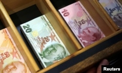 Valyuta almashtirish shahobchasida turk lirasi. Turkiya, 13-avgust, 2018