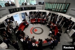 FILE PHOTO: Wafanyabiashara wakiwa katika ofisi za London Metal Exchange, London, Uingereza, September 27, 2018. REUTERS/Simon Dawson/File Photo