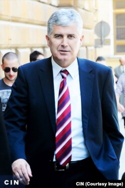 Dragan Čović je kao predsjednik HNS-a pravni zastupnik i ovlašteni potpisnik finansijskih dokumenata ovog nevladinog političkog udruženja.