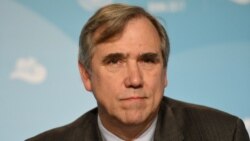 Senatori demokrat Jeff Merkley përfaqëson shtetin Oregon