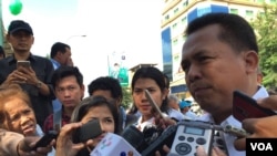 លោក​ កែម ឡី​ អ្នក​វិភាគ​សង្គម​កម្ពុជា ផ្តល់​បទសម្ភាសន៍​ជូន​អ្នក​សារព័ត៌មាន​អំពី​ករណី​ស្នេហា​លួចលាក់​របស់​លោក​ កឹម​ សុខា កាលពី​អង្គារ ទី១៩ ខែមេសា ឆ្នាំ២០១៦។ (ហ៊ុល រស្មី/VOA)