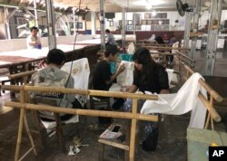 Para pekerja membuat batik di pabrik batik di Yogyakarta, 30 Juli 2019. (Foto: AP)