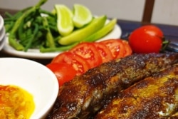 Olahan ikan dengan bumbu rempah yang kaya ada ditemukan merata di Nusantara. (Foto: VOA/Nurhadi Sucahyo)