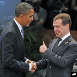 AQSh prezidenti Barak Obama Rossiya prezidenti Dmitriy Medvedev bilan.