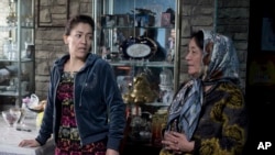 Ilhom To'xtining onasi Nasibaxon, rafiqasi Guzayli Nur politsiya kelib-ketganidan keyin, Pekindagi uyida.