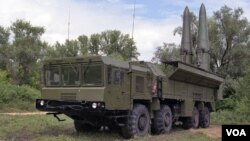 ორი ბალისტიკური რაკეტით აღჭურვილი, რუსეთის არმიის შეიარაღებაში მყოფი - 9K720 Iskander თვითმმავალი გამშვები მანქანა 