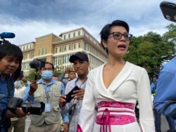 រូបឯកសារ៖ កញ្ញា សេង ច័ន្ទធារី អ្នកតស៊ូមតិខ្មែរអាមេរិកាំង មកដល់តុលាការក្រុងភ្នំពេញ កាលពីព្រឹកថ្ងៃទី២៦ ខែវិច្ឆិកា ឆ្នាំ២០២០។ (អូន ឆេងប៉រ/វីអូអេ)