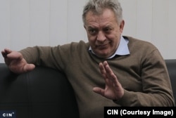 Direktor Opće bolnice „Prim. dr. Abdulah Nakaš“ dr. Zlatko Kravić smatra da je postignut dobar dogovor sa Optikom „Baroš“ jer će Bolnica dobiti besplatno aparat.