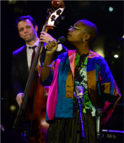 លោក Paul Sikivie (ក្រោយ) ប្រគុំតន្ត្រី នៅ​ឯ​មជ្ឈមណ្ឌល​តូរ្យតន្ដ្រី Lincoln Center ថ្ងៃ​ទី៣ ខែកុម្ភៈ ឆ្នាំ​២០២០។ (Frank. Stewart/Jazz at Lincoln Center)