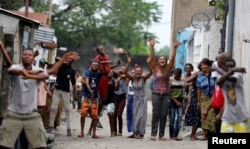 Des habitants entonnent des chants lors de manifestations contre Joseph Kabila, à Kinshasa, RDC, le 20 décembre 2016.