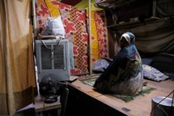 រូបឯកសារ៖ ស្ត្រីជនជាតិភាគតិចរ៉ូហ៊ីងយ៉ាម្នាក់កំពុងស្នាក់នៅក្នុងជំរំជនភៀសខ្លួន នៅទីក្រុងញូវដេលី ប្រទេសឥណ្ឌា កាលពីថ្ងៃទី៣០ ខែមេសា ឆ្នាំ២០២០។