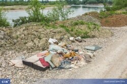 Otpad pored rijeke Drine