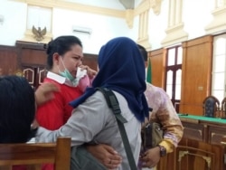 Meiliana menangis di pengadilan negeri Medan usai menerima vonis hukuman 18 bulan penjara. (Courtesy: Ranto Sibarani).
