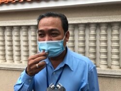 លោកសំ សុគង់​មេធាវីការ​ពារក្តី​ឲ្យអតីត​ក្រុមថ្នាក់​ដឹកនាំ និងមន្ត្រីជាន់​ខ្ពស់​គណបក្ស​សង្គ្រោះ​ជាតិ​ដែល​ត្រូវរំលាយ ថ្លែង​ជាមួយ​អ្នកយកព័ត៌មាន​ឲ្យ​វីអូអេ​ នៅក្រៅរបង​សាលាដំបូង​រាជធានី​ភ្នំពេញ ​ថ្ងៃទី​១១​ ខែវិច្ឆិកា​ ឆ្នាំ​២០២០។​ (ហ៊ុល រស្មី/វីអូអេ)​