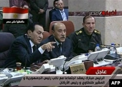 Prezident Husni Muborak yangi tayinlangan vitse-prezident Umar Sulaymon bilan (o'ngda), Misr Davlat televideniyesidan olingan tasvir, 30 yanvar 2011