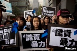 រូប​ឯកសារ៖​ ក្រុមការងារ​សារព័ត៌មាន​ Ming Pao ចូលរួម​នៅ​ក្នុង​ការ​ដើរ​ដង្ហែ​ក្បួន​ប្រឆាំង​នឹង​អំពើហិង្សា​លើ​អ្នកសារព័ត៌មាន​នៅ​ក្រុង​ហុងកុង​ កាល​ពី​ថ្ងៃ​ទី០២ ខែ​មីនា ឆ្នាំ​២០១៤។