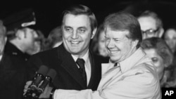 ཁར་ཊར་དང་སྲིད་འཛིན་གཞོན་པ་ཝོལ་ཊར་མན་ཌེལ།