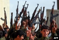 Suriya shimolida AQSh treningdan o'tkazgan kurd jangchilari