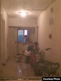 在唯色家門口的電梯前上崗的公安（網絡圖片）