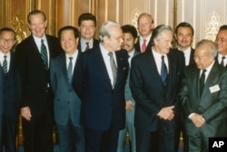 រូបឯកសារ៖ រដ្ឋមន្ត្រី​ក្រសួងការបរទេស​ជា​ច្រើន​រូប រួម​ទាំង​ព្រះបាទ នរោត្តម សីហនុ ដែលចូលរួម​ក្នុង​សន្និសីទ​ទីក្រុង​បារីសស្តី​ពី​ប្រទេស​កម្ពុជា ថតរូប​រួម​គ្នា​មុន​កិច្ច​ប្រជុំ កាលពី​ថ្ងៃទី២៣ ខែ​តុលា ឆ្នាំ១៩៩១។