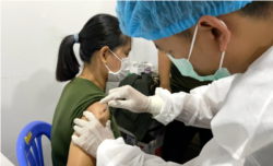 រូបឯកសារ​៖ ​ការ​ចាក់​វ៉ាក់សាំង​បង្ការ​ជំងឺ​កូវីដ១៩​ ស៊ីណូហ្វាម នៅ​ភ្នំពេញ​ ថ្ងៃ​ទី១០​ ខែ​កុម្ភៈ​ ឆ្នាំ​២០២១​។ (ហ៊ាន សុជាតា/វីអូអេ)